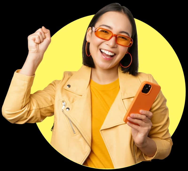 Jovem sorrindo enquanto usa o FLIO no celular